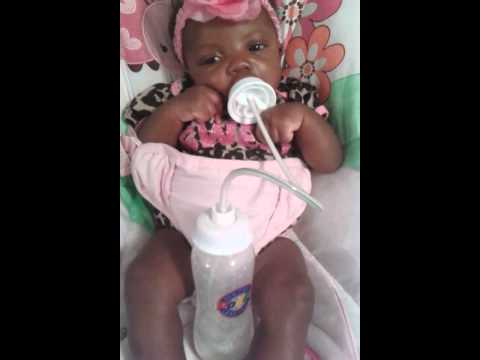 podee hands free baby bottle