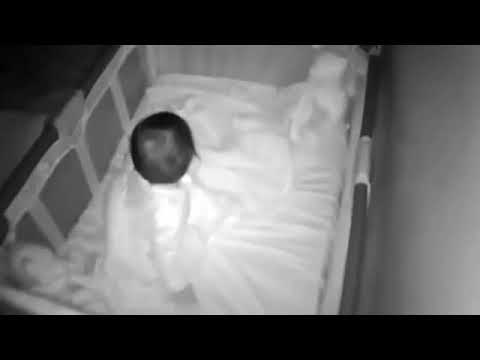 შოკი! ფარულმა კამერამ ბავშვის საწოლთან მოჩვენება დააფიქსირა