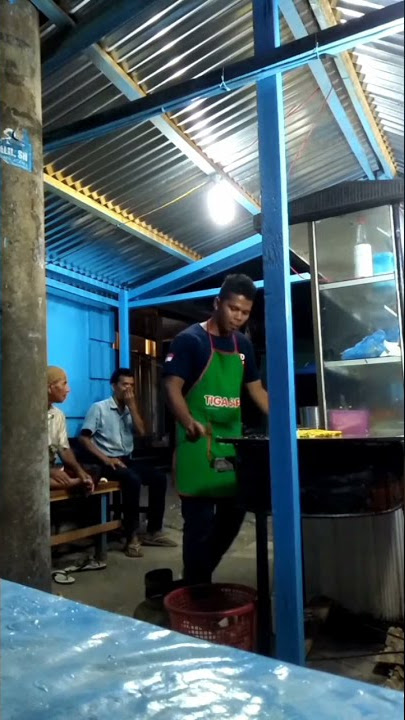 Hiburan Pedagang kaki lima..wajan sama tabung gass di jadikan alat musik..