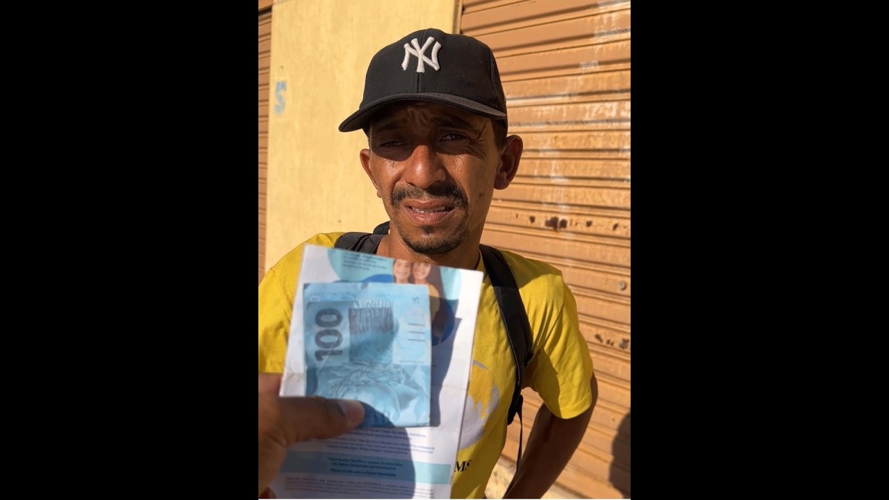 Milionário Gentil dá Bolo de dinheiro a um Homem por seu grande gesto Sua história é triste