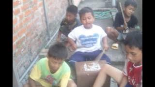 BONEK CILIK BERNYANYI