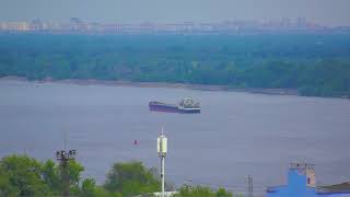 Корабль-баржа плывёт по реке Волга в районе Волгограда в конце весны 18 мая 2024 года