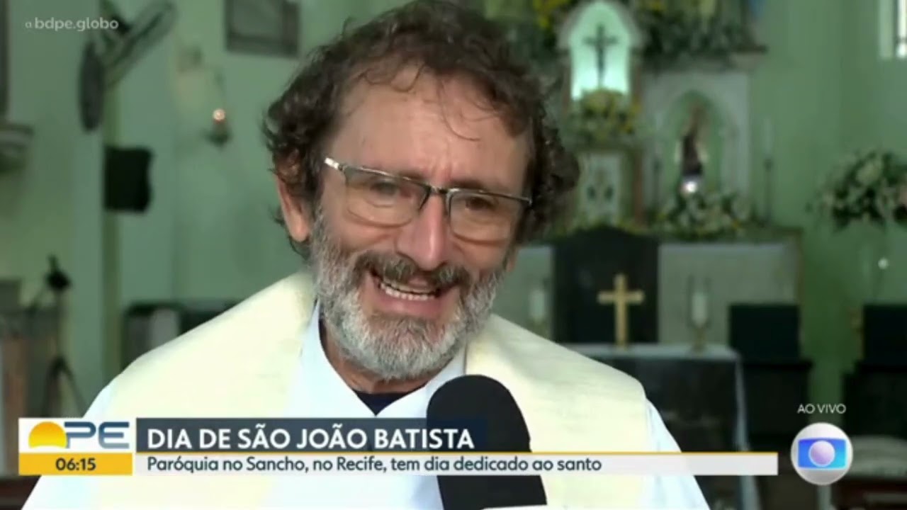 Pe. Irismar Farias, sendo entrevistado pela Rede Globo