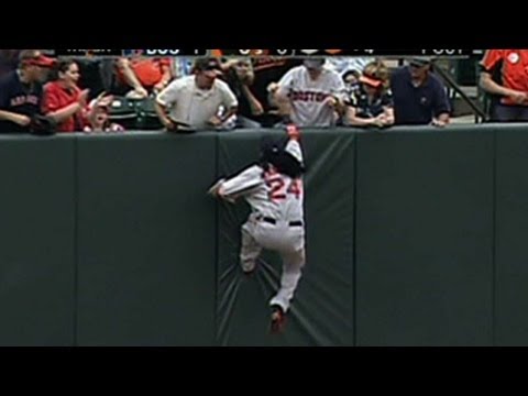 BOS@BAL: Manny makes the play, greets a fan