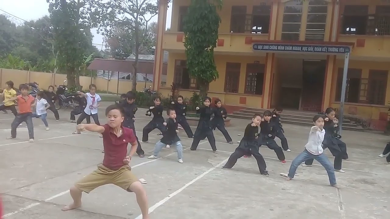 Hiếu tập võ cùng các anh chị