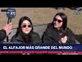 Visitamos la feria Cafecito BA: así es el alfajor más grande del mundo