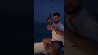 Noizy kap peshk dhe i bie me kok lot 😂😂😂