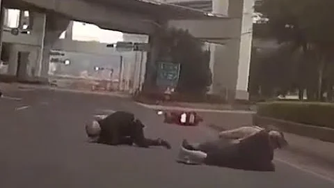 【車禍影片】硬要刷人家卡的下場（2023.02.15 新北市新莊區新北大道四段 - 天天要聞