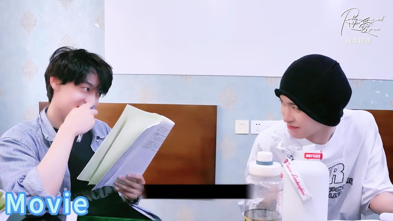 Сладкие улыбки во время чтения 💗, целуются без остановки! Все смотрят 🔥