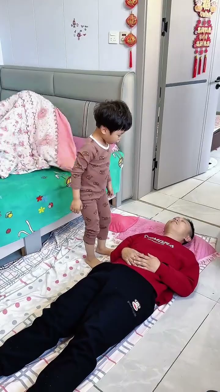 测试儿子的反应，这次老头扎心了吧！#Cute baby#Cute#呆萌小米宝#聪明宝宝#萌娃