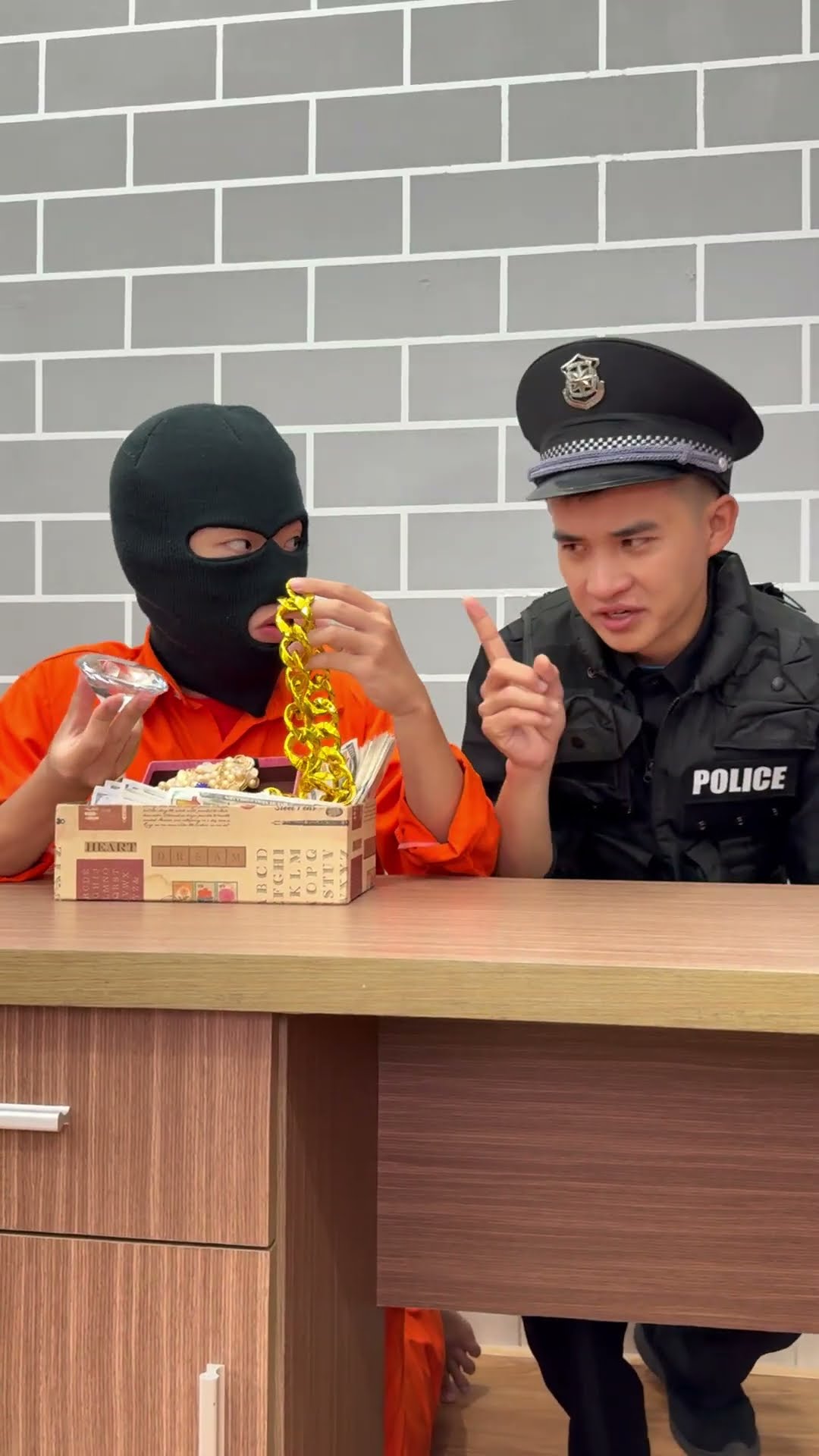 SH - Đừng hòng trộm kho báu của Cảnh Sát || Steal vs Police battle by Ding Dong #shorts