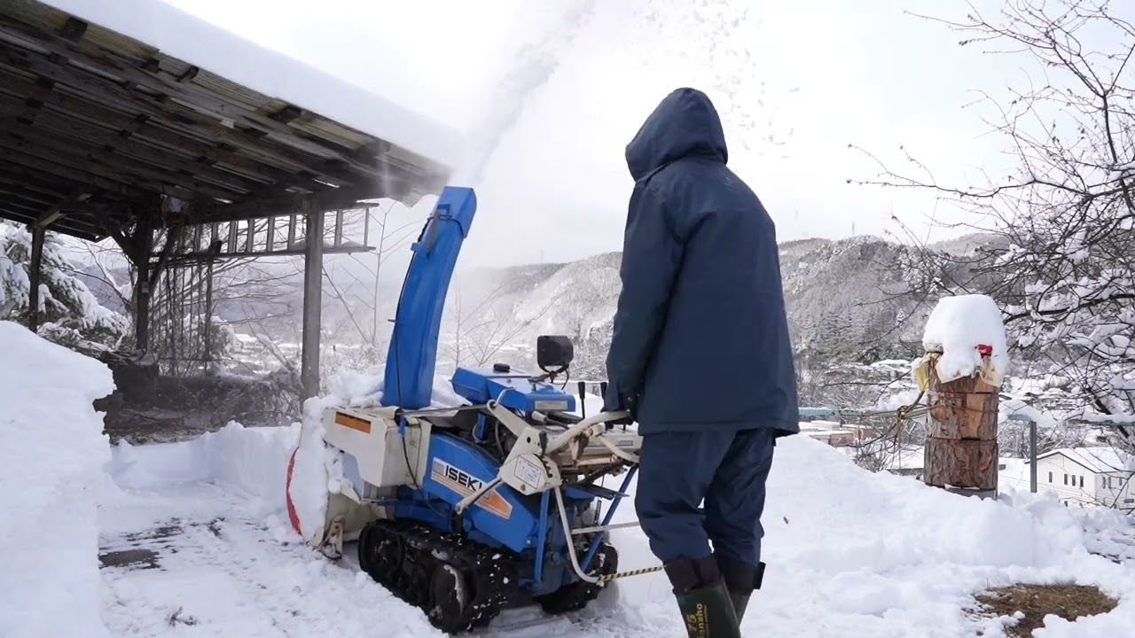 ヰセキ除雪機 FSR700SLで雪の山を片付ける！ - YouTube