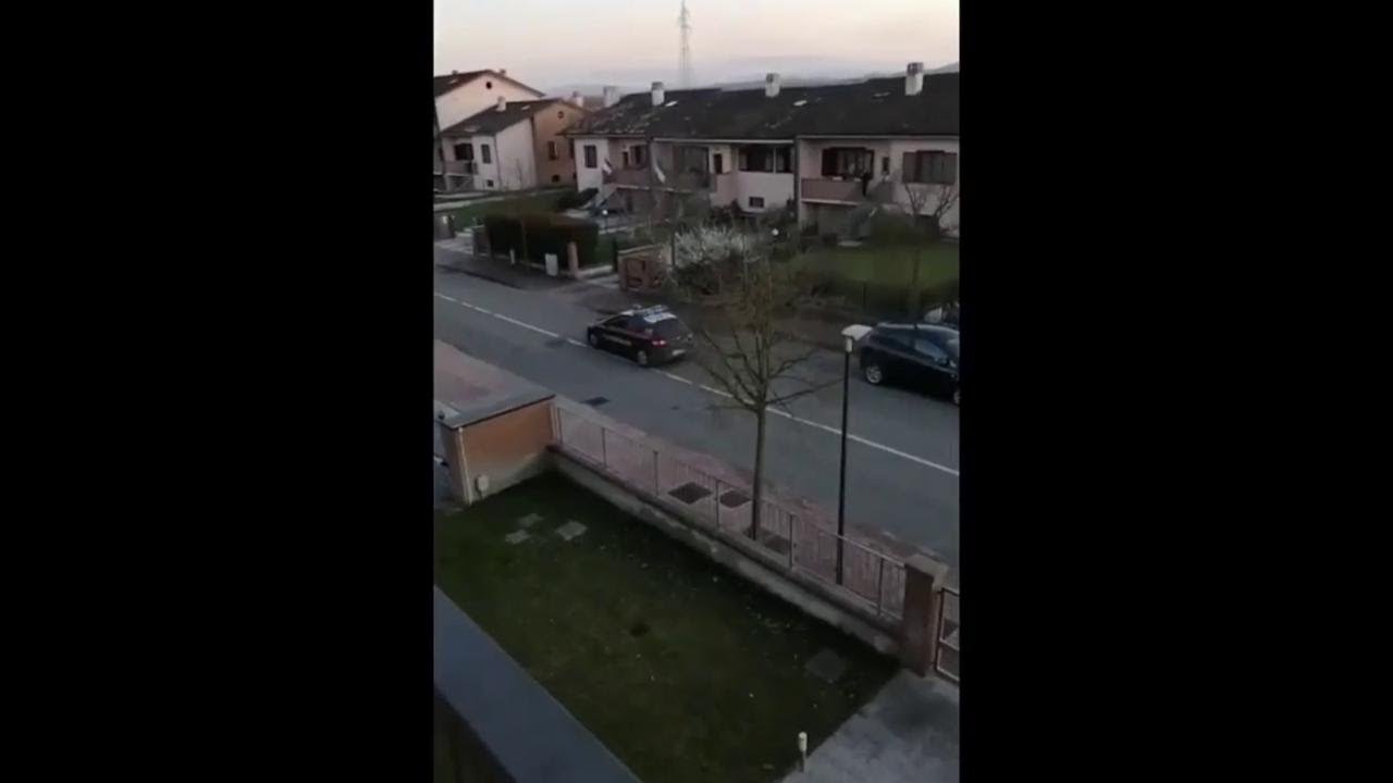 Fidenza, i carabinieri pattugliano il quartiere: applausi dai balconi