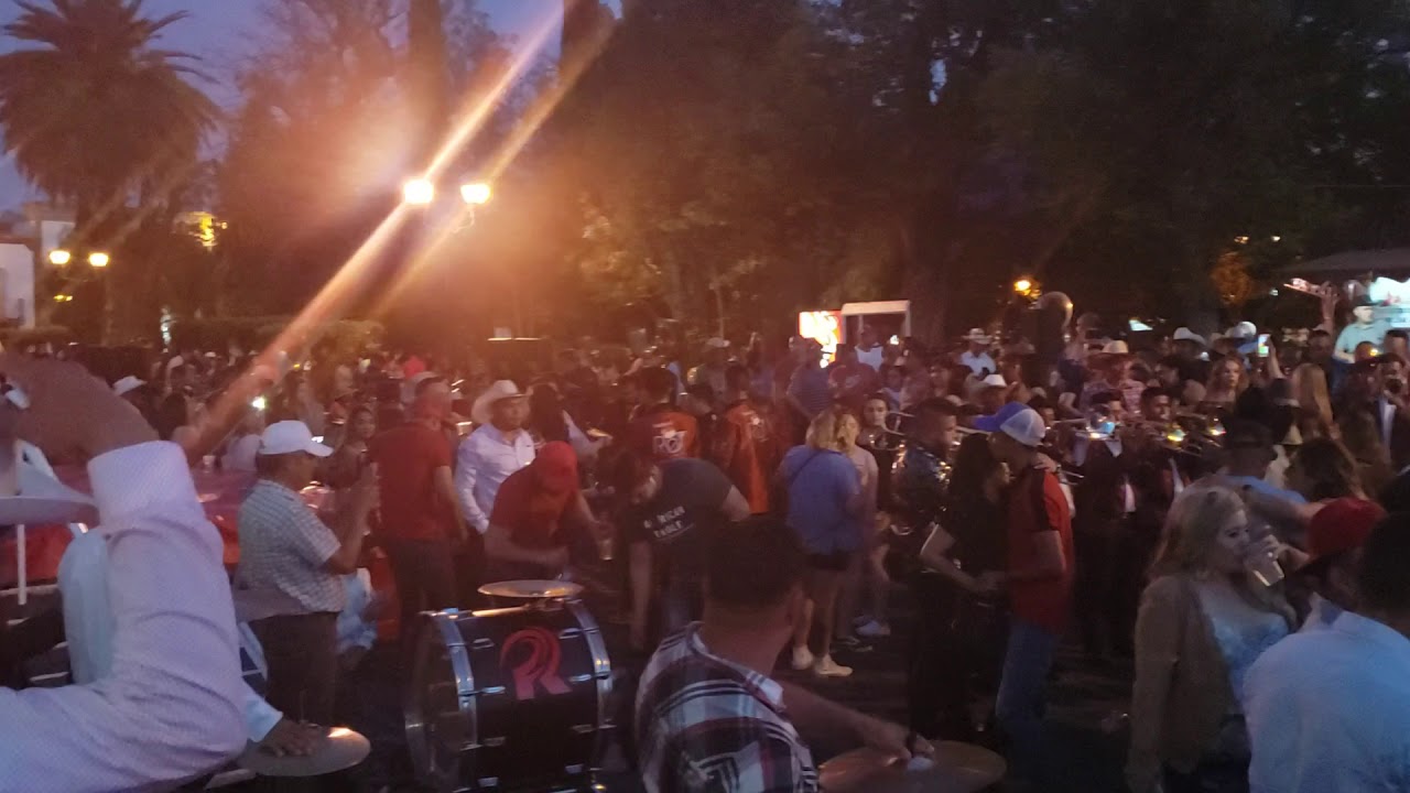 Tamborazos y gente bailando en las calles de Jerez, Zacatecas YouTube