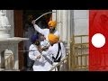 Vido  chauffoure  coups de sabre entre sikhs au temple dor en amritsar inde