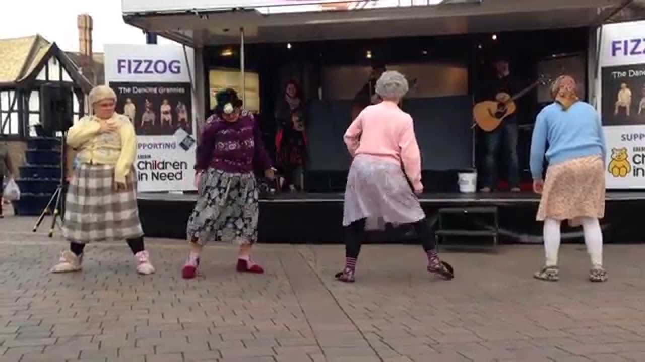 Песня под танец бабушки. Бабка которая танцует на улице. Бабушка танцует на улице в Брюсселе. Бабушка танцует бабуля зажигает на улице. Четыре старушки танцуют.
