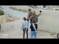 طفلة فلسطينية تضرب جنديين صهاينة مدججين بالسلاح ... يا محمد يا زين الورد