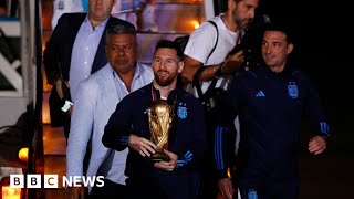 ⁣Celebrations as World Cup winners Argentina return home – BBC News