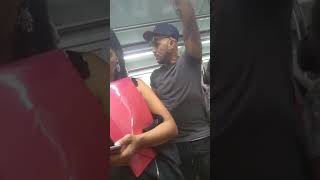 Jovem Falando De Cristo Dentro Do Metrô