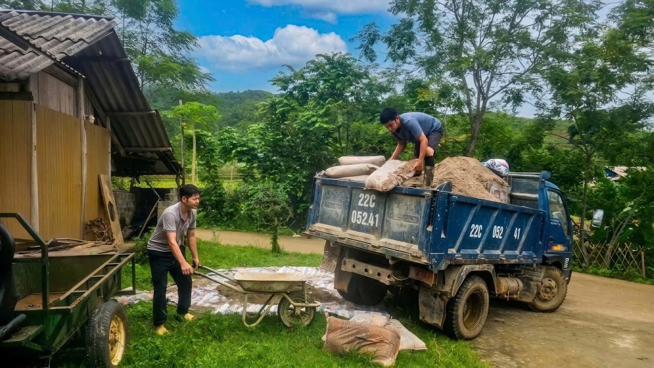 Hard Work! Phin Helps Kong Haul Bricks & Sand on a Scorching Summer Afternoon