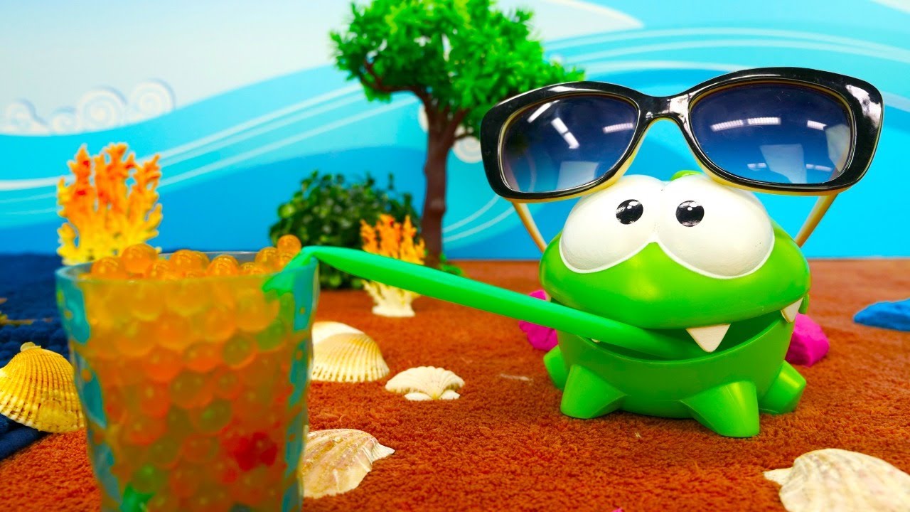 Monstrinho verde está brincando no mar de brinquedo. Vídeo para crianças