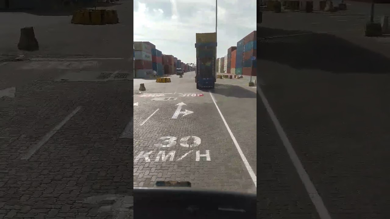 Double container truck (මම හිතුවේ පෙරළෙයි කියලා)