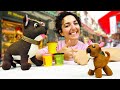Il cane giocattolo Cioccolata guarda il presepe a Napoli! Lavoretti facili per bambini