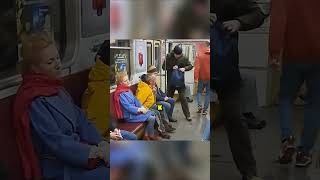 Все помогли бездомному в метро ❤️