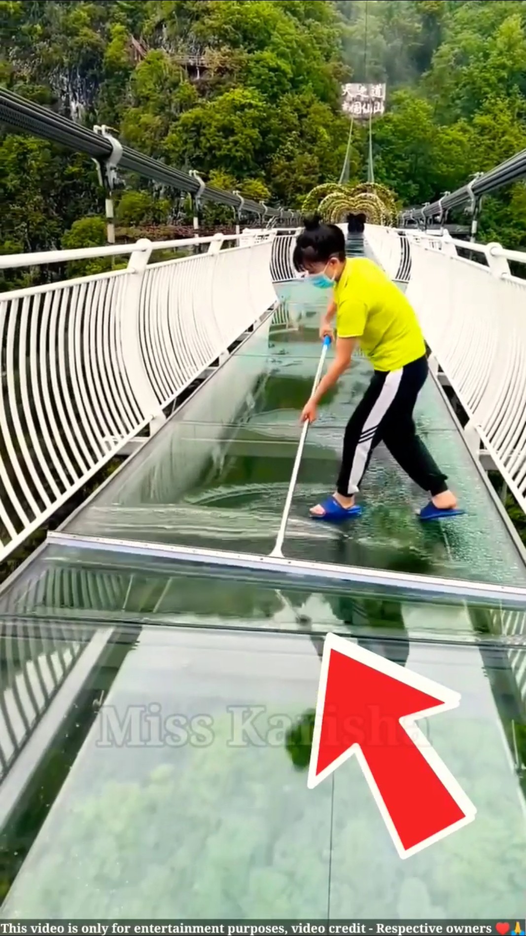ग्लास ब्रिज को कैसे साफ किया जाता है| glass bridge cleaning || #shortsvideo
