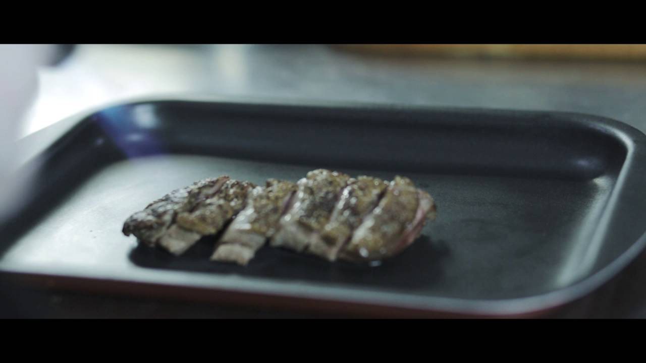 Готовим салат в Fly Bar