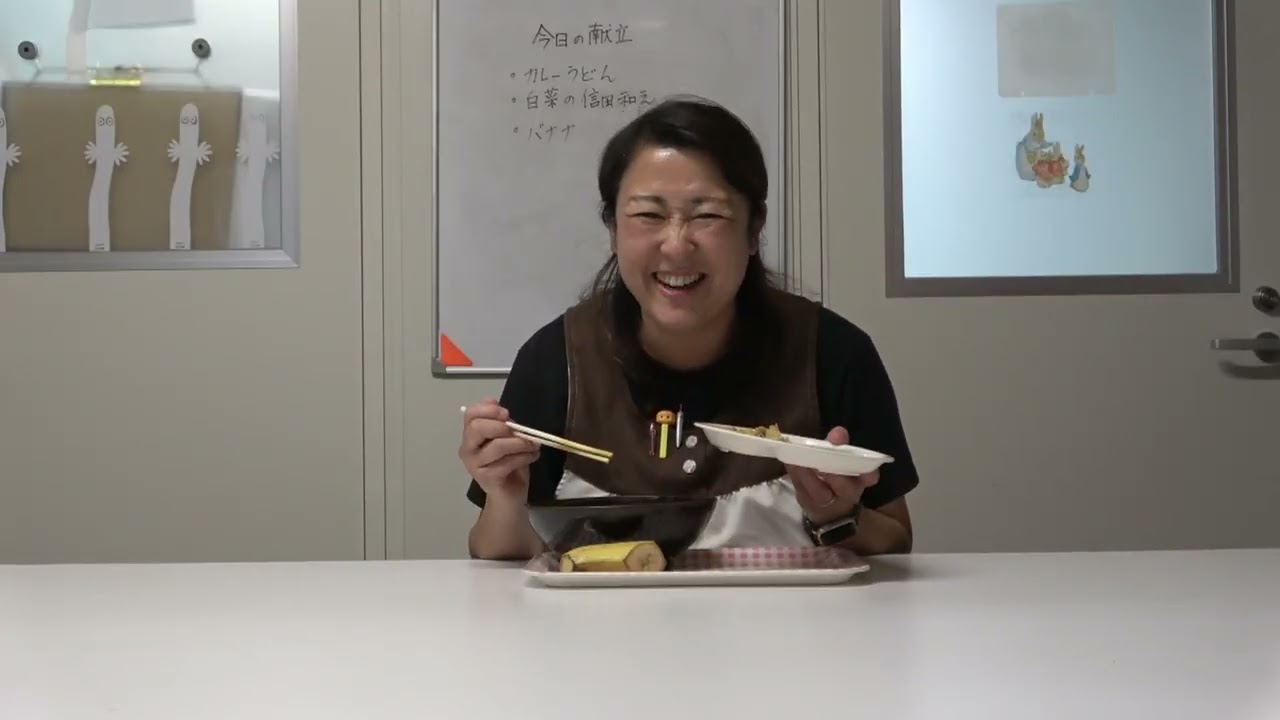 ともべ幼稚園　今日の給食を食べる「白エプロンの悲劇！？でも止まらない美味しさカレーうどんの日」