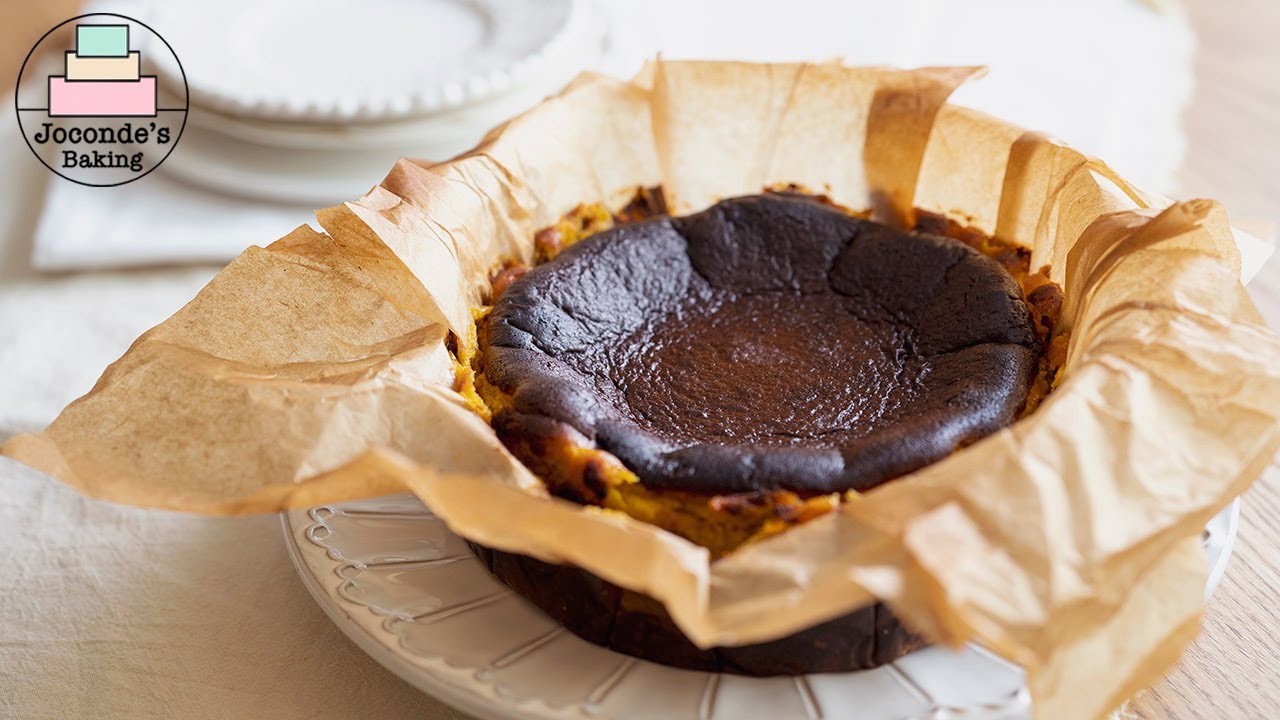 Тыквенный баскский чизкейк и тыквенные взбитые сливки.