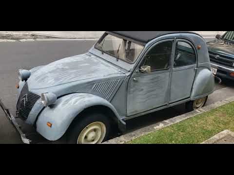 Exceptionally Loved and Weathered 2CV in Waikiki @2stroketurbo
