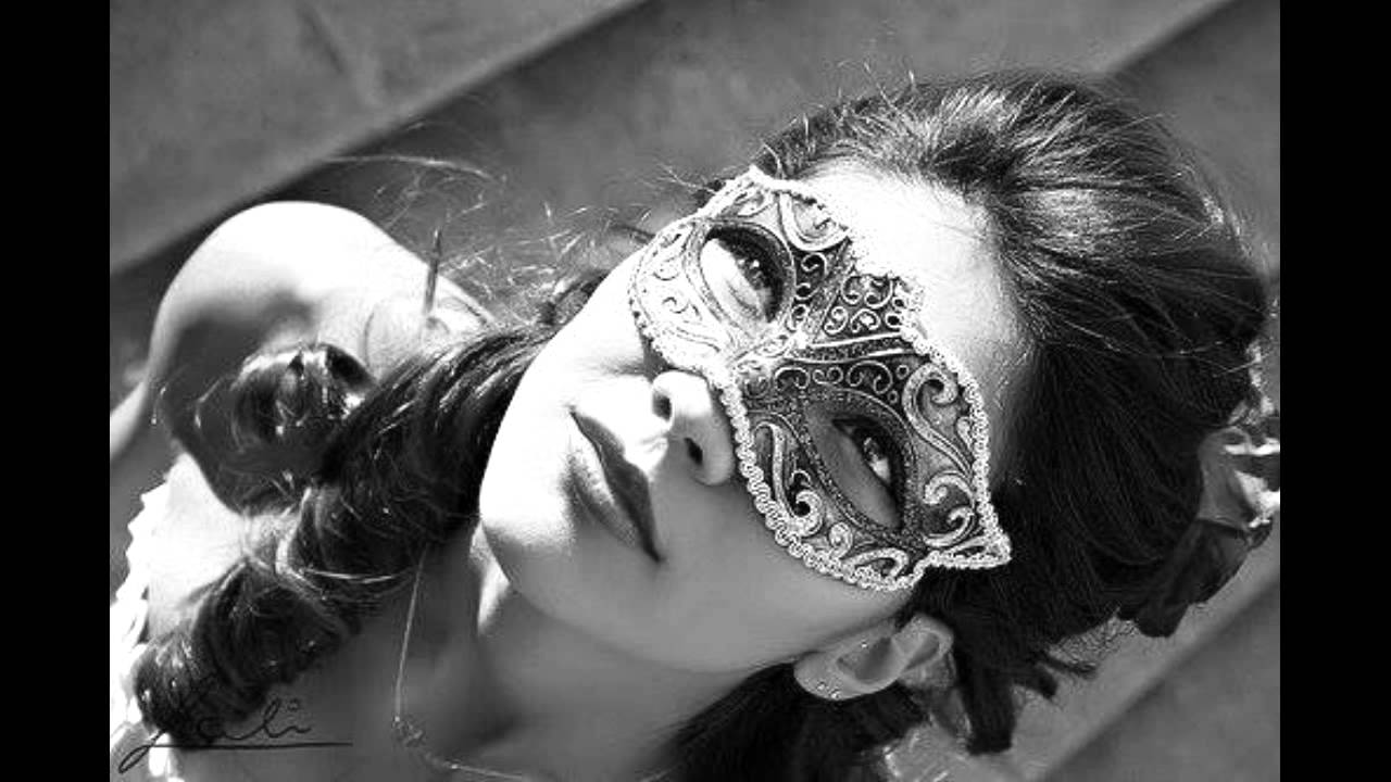 Загадочная маска. Девушка в маске. Девушка в карнавальной маске. Красавица в маске. Красивая девушка в маске.