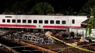 Taiwan train derails, killing dozens