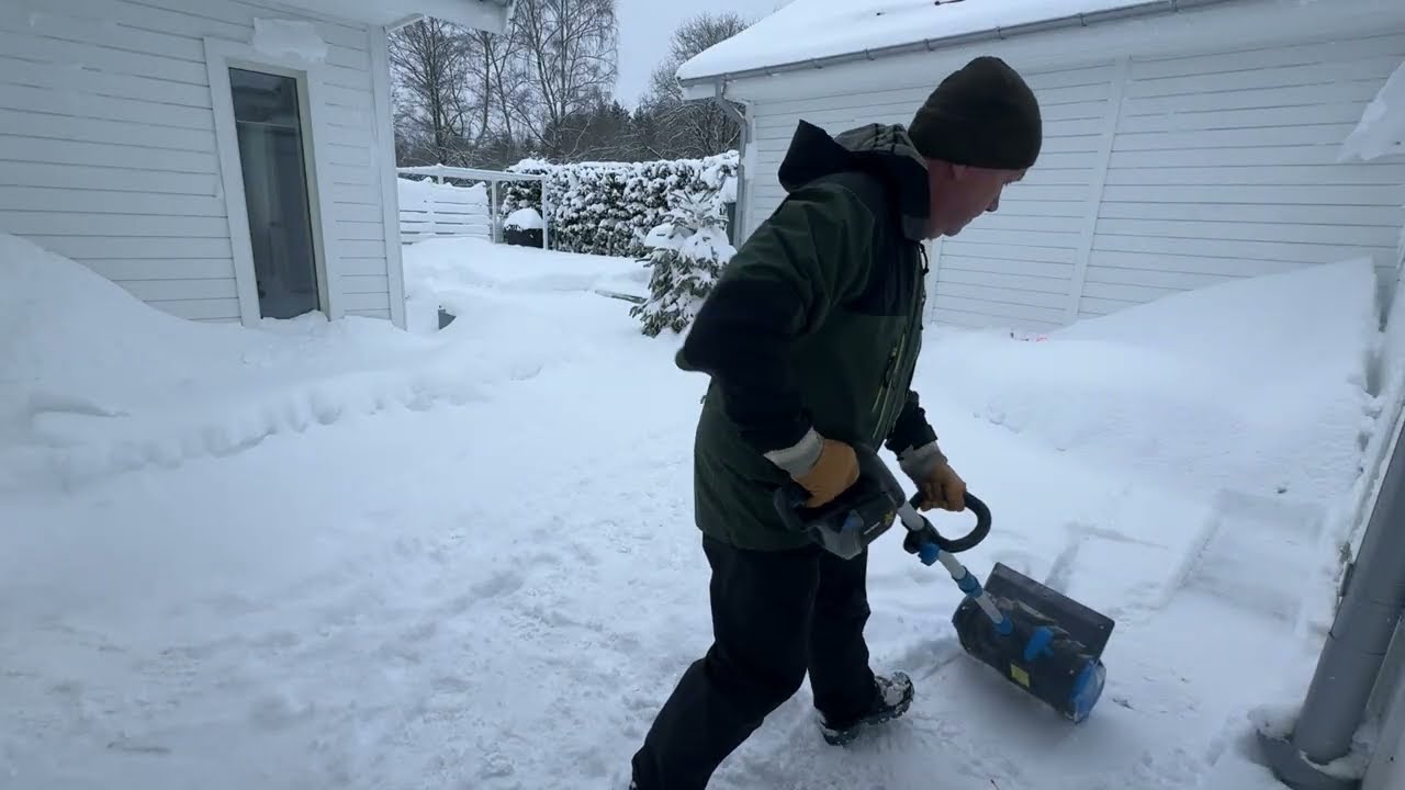 Biltema eldriven Snöskyffel CSS 36