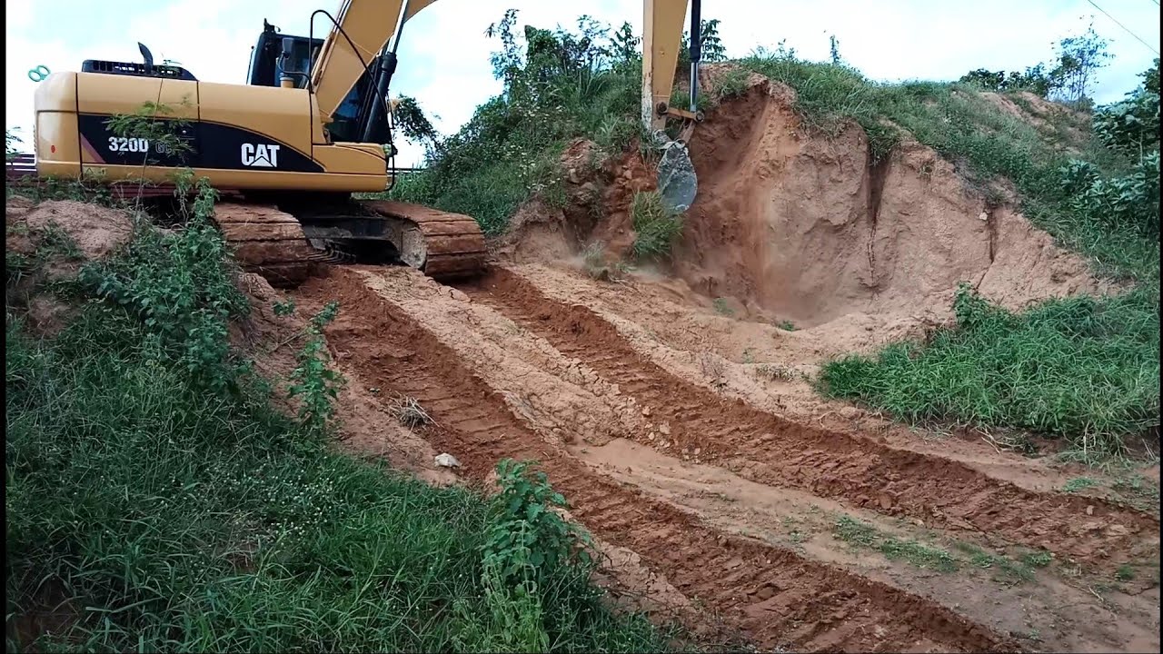 ทีมงานเที่ยวเดียวกับรถแบคโฮใหญ่