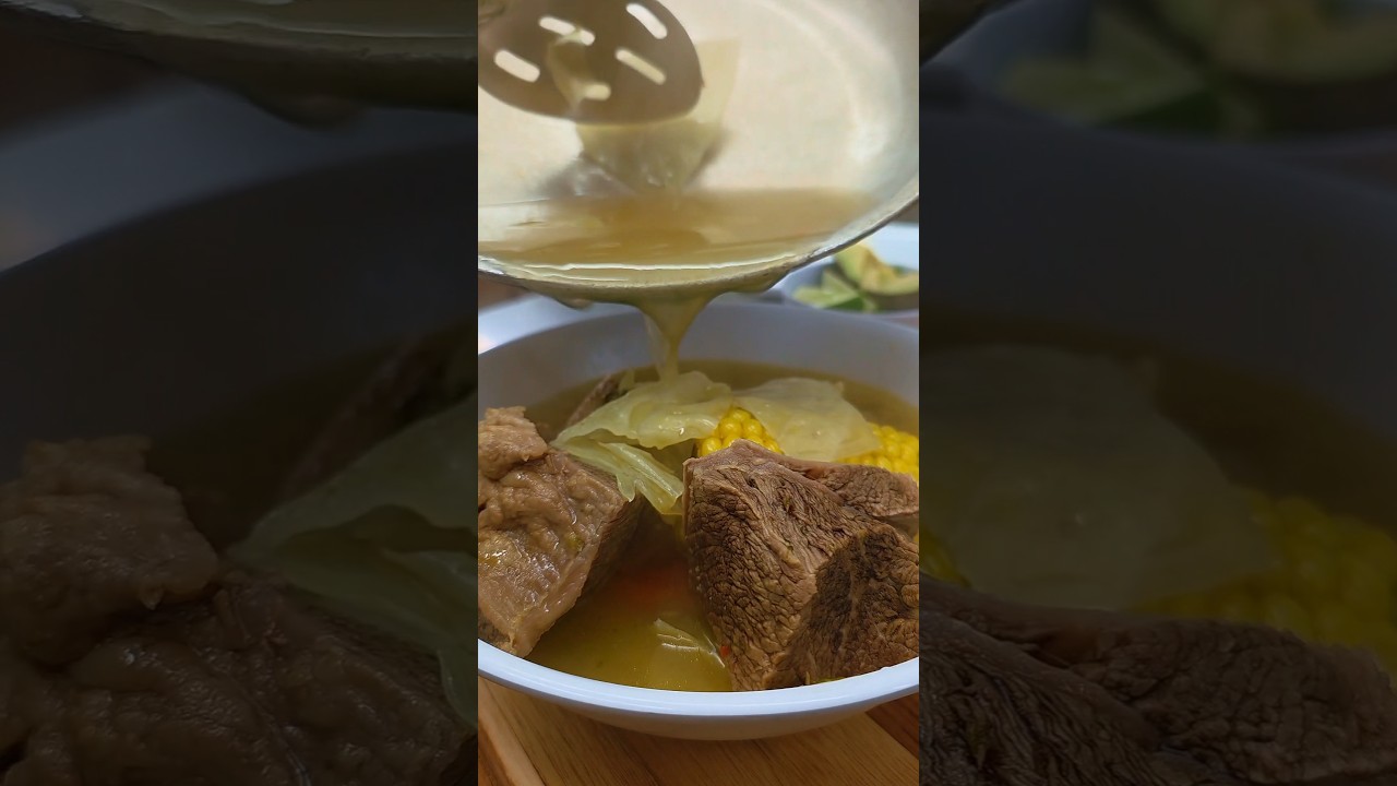 La verdadera tradición se sirve bien calientita en un caldo de res. #caldoderes #fyp #guate #mexico