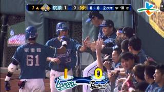20130913 CPBL 桃猿VS象 1上 林泓育把地瓜挖起來打!助猿隊先得點!