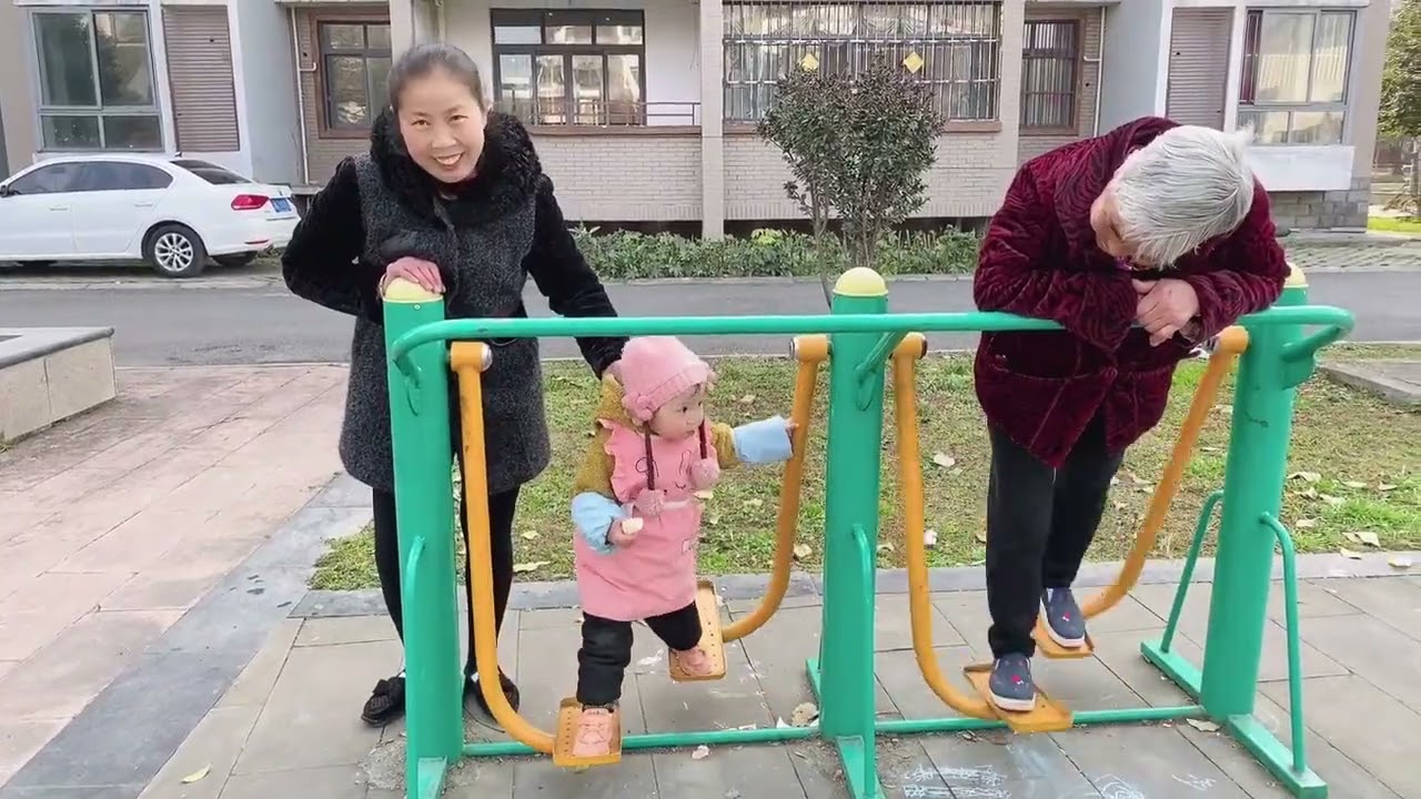 小娜和父母去外婆家过年，舅舅突然回来不到，嘉曦负责让祖祖开心#外婆带娃 #祖孙情  #日常vlog