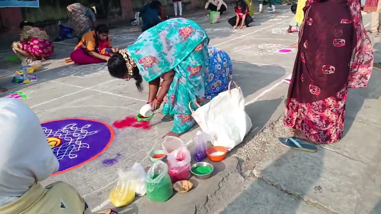 చీరాల M.G.C మార్కెట్ లో జరిగిన ముగ్గుల పోటిలో ముగ్గులు వేస్తున్న మహిళలు