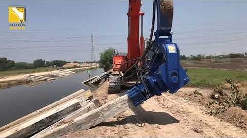 Thao tác kẹp cọc, cừ vuông của búa rung gắn trên xe đào. Thi công đóng cọc, cừ kè kênh sông (P2)