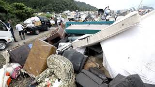 熊本豪雨　続々と運び込まれる災害廃棄物　熊本県芦北町