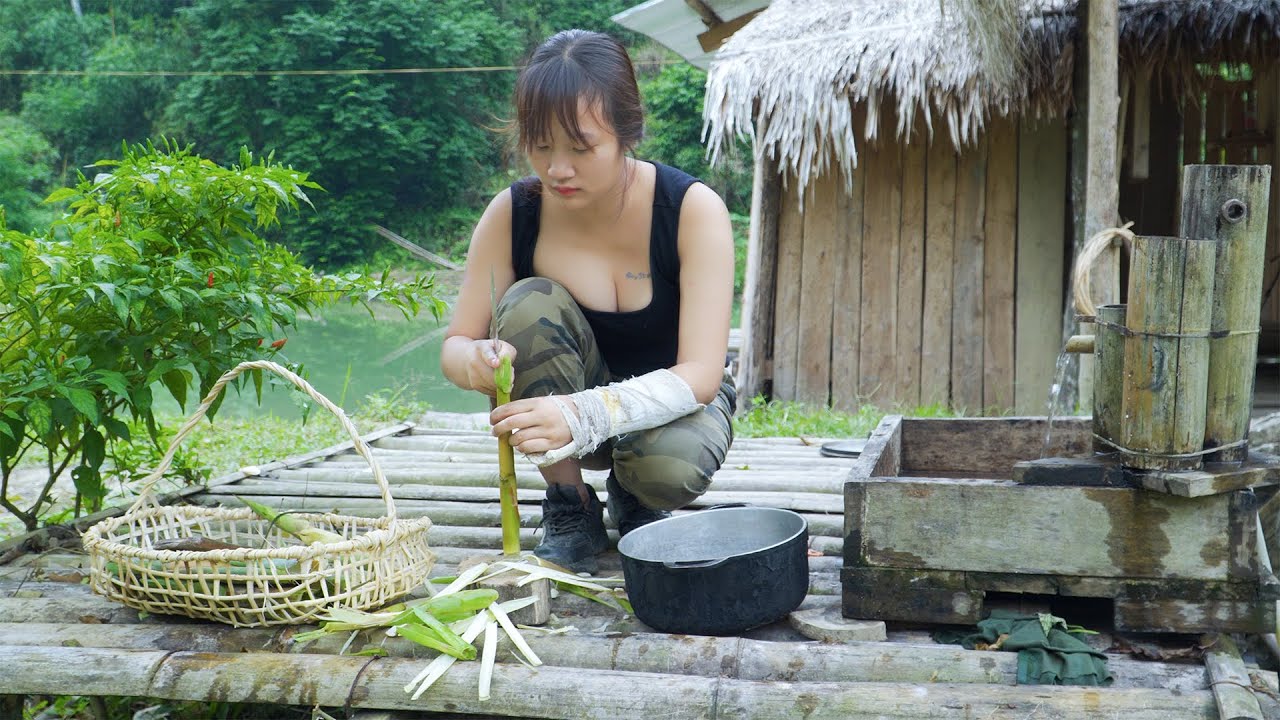 ⁣DIY a rattan basket-picking bamboo shoots, Cook and enjoy with my older sister/ Off-Grid Living