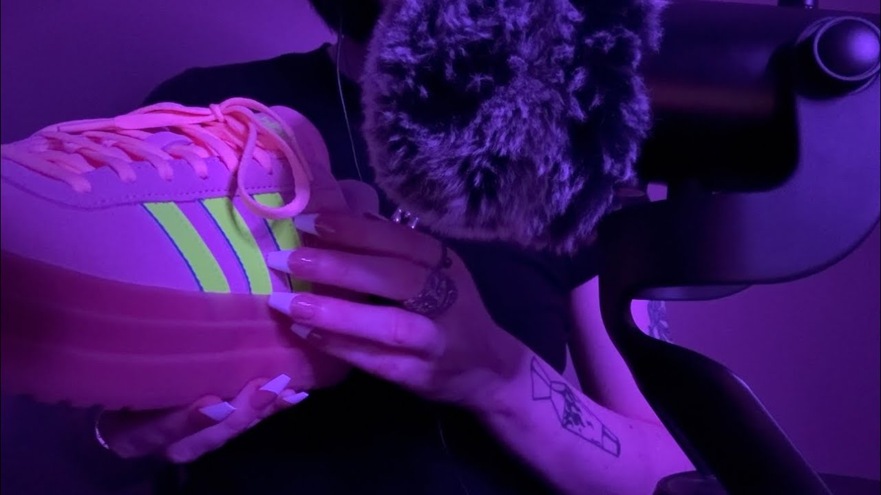 ASMR | Slow tapping/scratching 😴 🎧 (whisper)