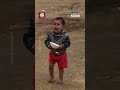وسط البرد والأمطار.. طفل غزي يبحث عن طعام يسد جوعه