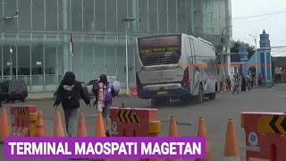2 Pengamen Berlari Kejar Bus Sugeng Rahayu Terminal Maospati Magetan