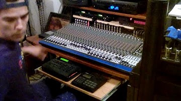 Fektion Feker pushing buttons