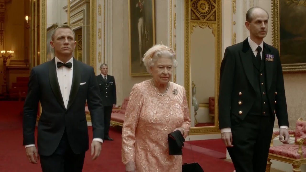 Quatro momentos em que a rainha Isabel II nos fez rir