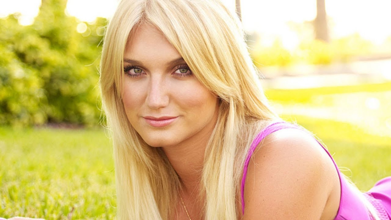 Образ Брук Хоган в микробикини не оставляет места для фантазии — доказательство на фотографиях.